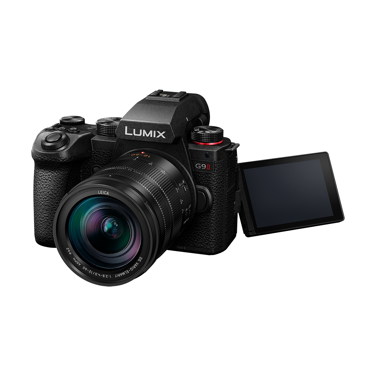 Panasonic Lumix DC-G9 II + Panasonic 12-60 mm 1:2,8-4.0 Leica Elmarit OIS seitlich von vorne mit ausgeklapptem Display